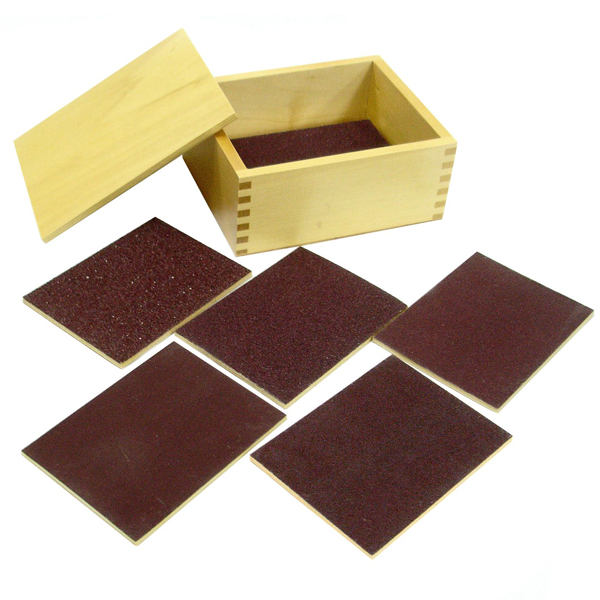 Montesori Taktilne pločice na šmirgl papiru u drvenoj kutiji MON-HTS0009   - ODDO igračke